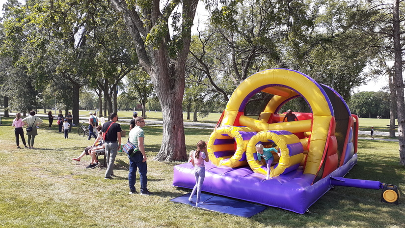 Winnipeg obstacle course bouncer setup for birthdays and festivals