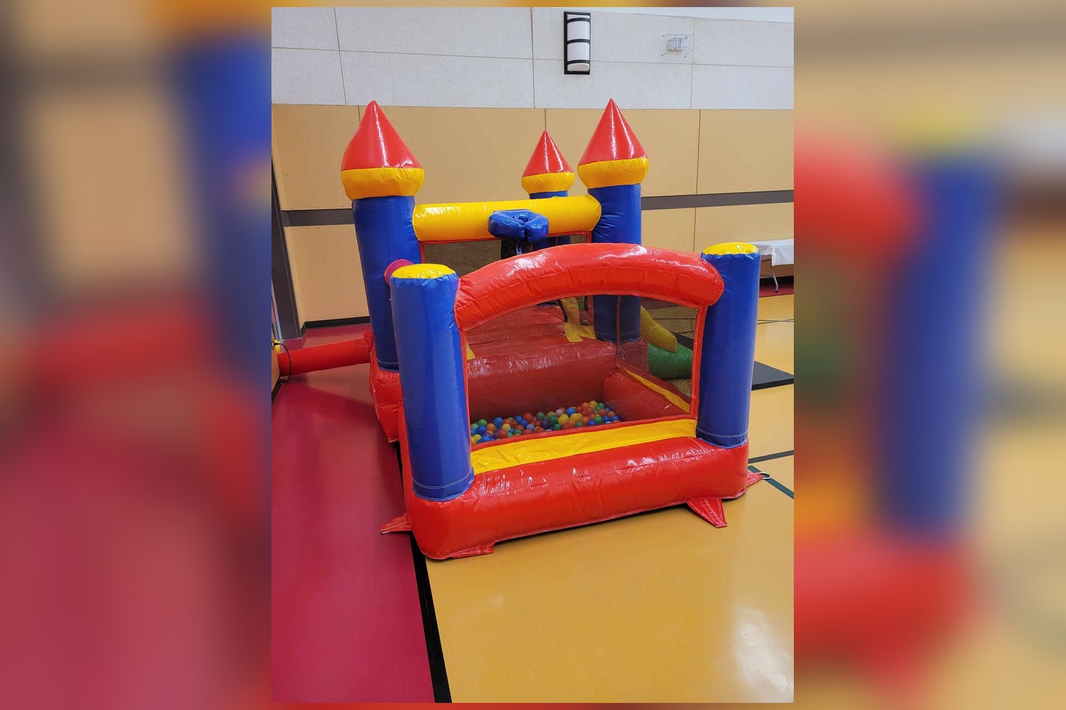 Compact bouncy castle rental Winnipeg Manitoba for toddlers and younger kids